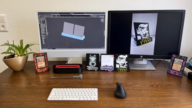 Ilkays Arbeitsplatz mit der CAD-Konstruktion eines PolyForge3D Displays